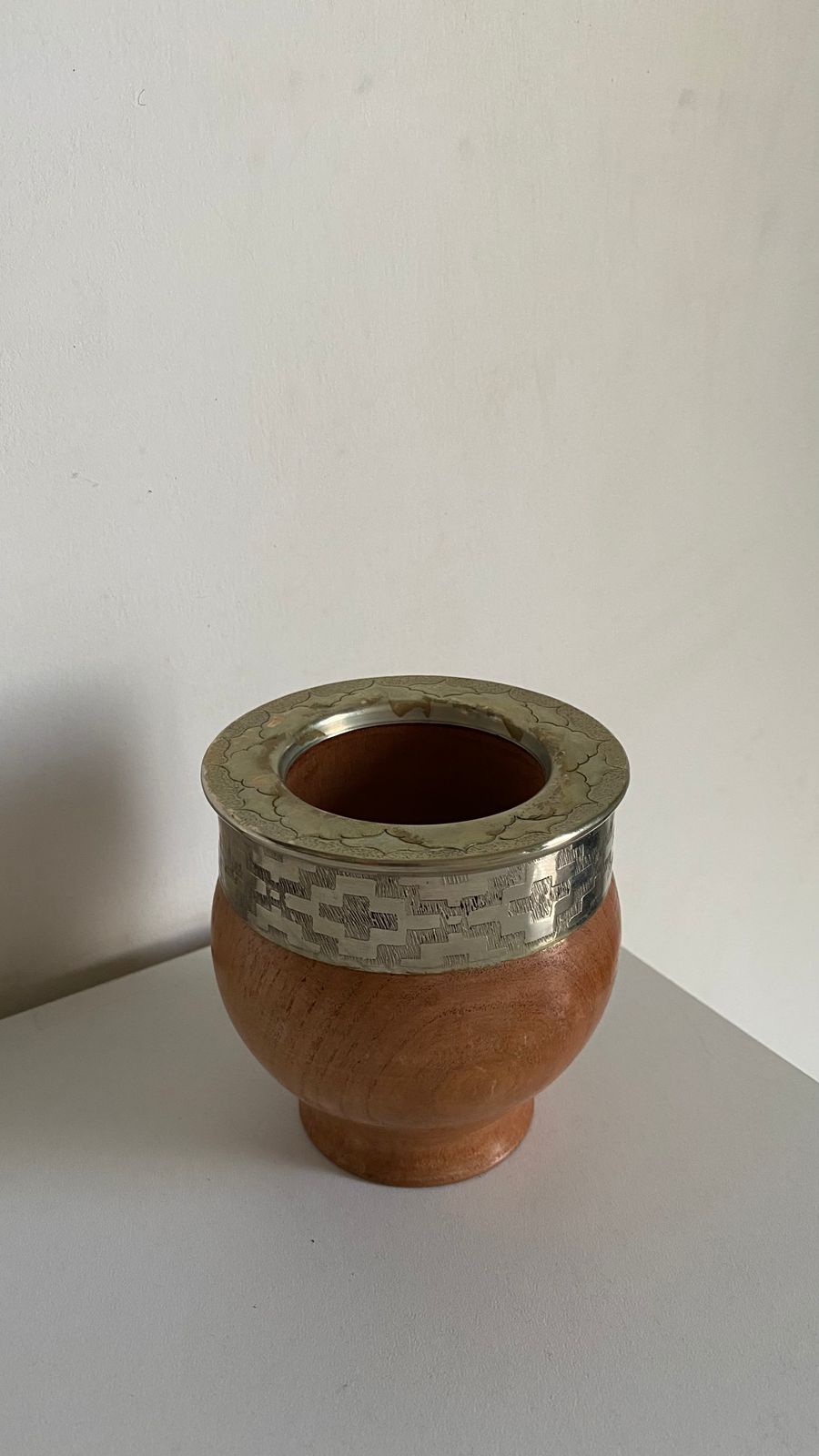 Imperial de algarrobo cincelado